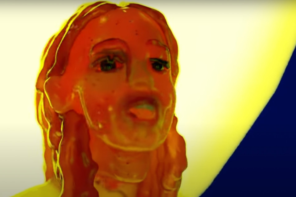 Stillbilde fra Okay Kayas musikkvideo Spinal Tap