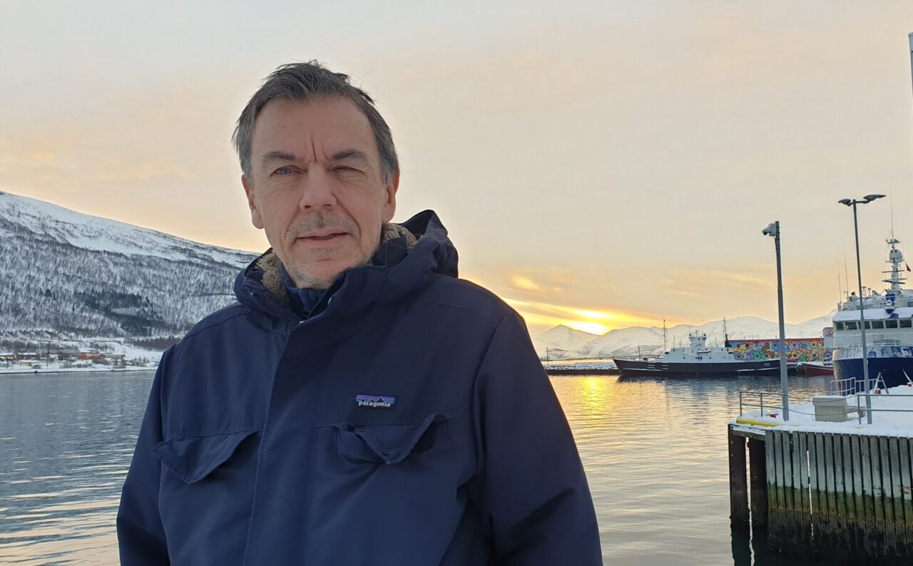 GJORDE TROMSØTECHNO TIL EN TING Å SNAKKE OM:Geir Jenssen og gløtt av tromsøsola, i 2022..