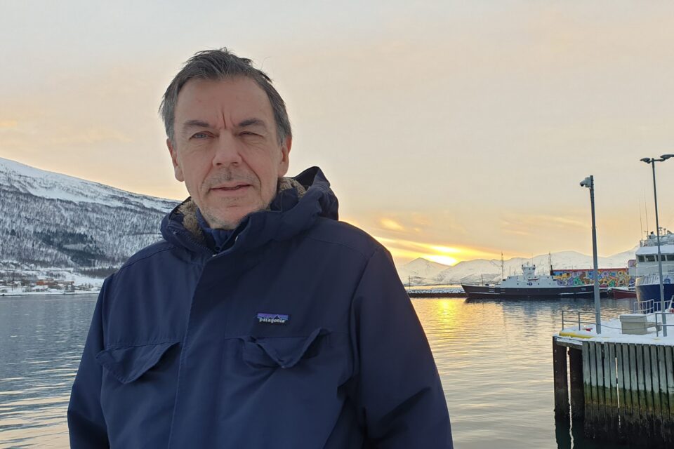 GJORDE TROMSØTECHNO TIL EN TING Å SNAKKE OM:Geir Jenssen og gløtt av tromsøsola, i 2022..