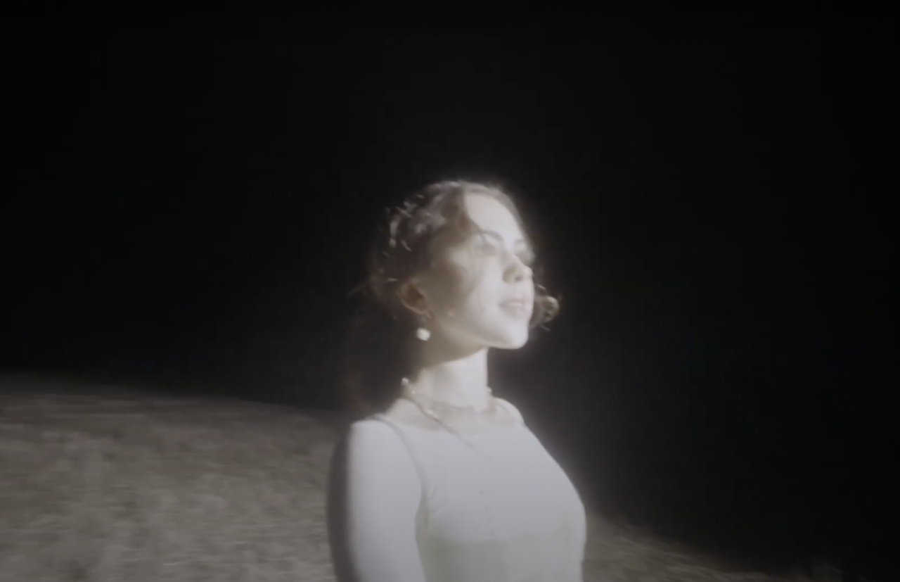 Stillbilde fra musikkvideo til Anna Soleil