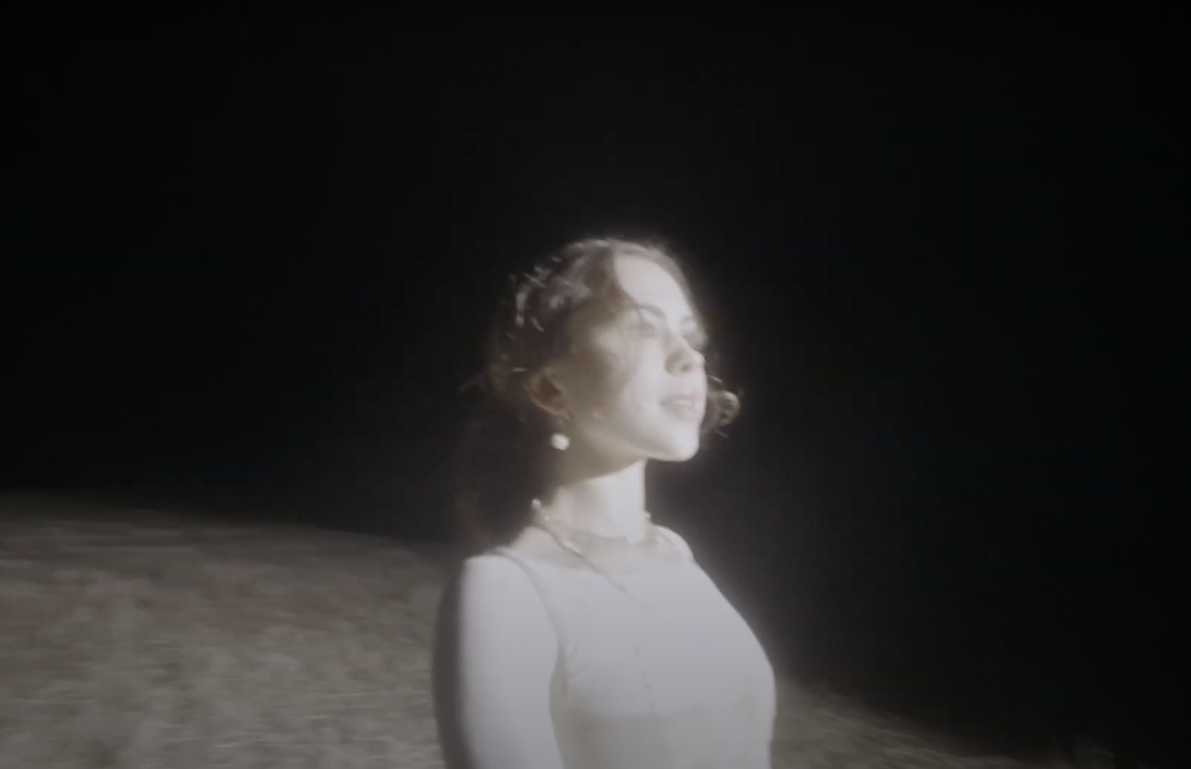 Stillbilde fra musikkvideo til Anna Soleil