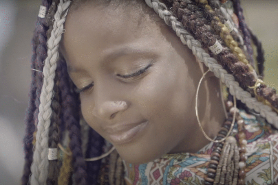 Stillbilde fra videoen Papillon til Sarah Camille