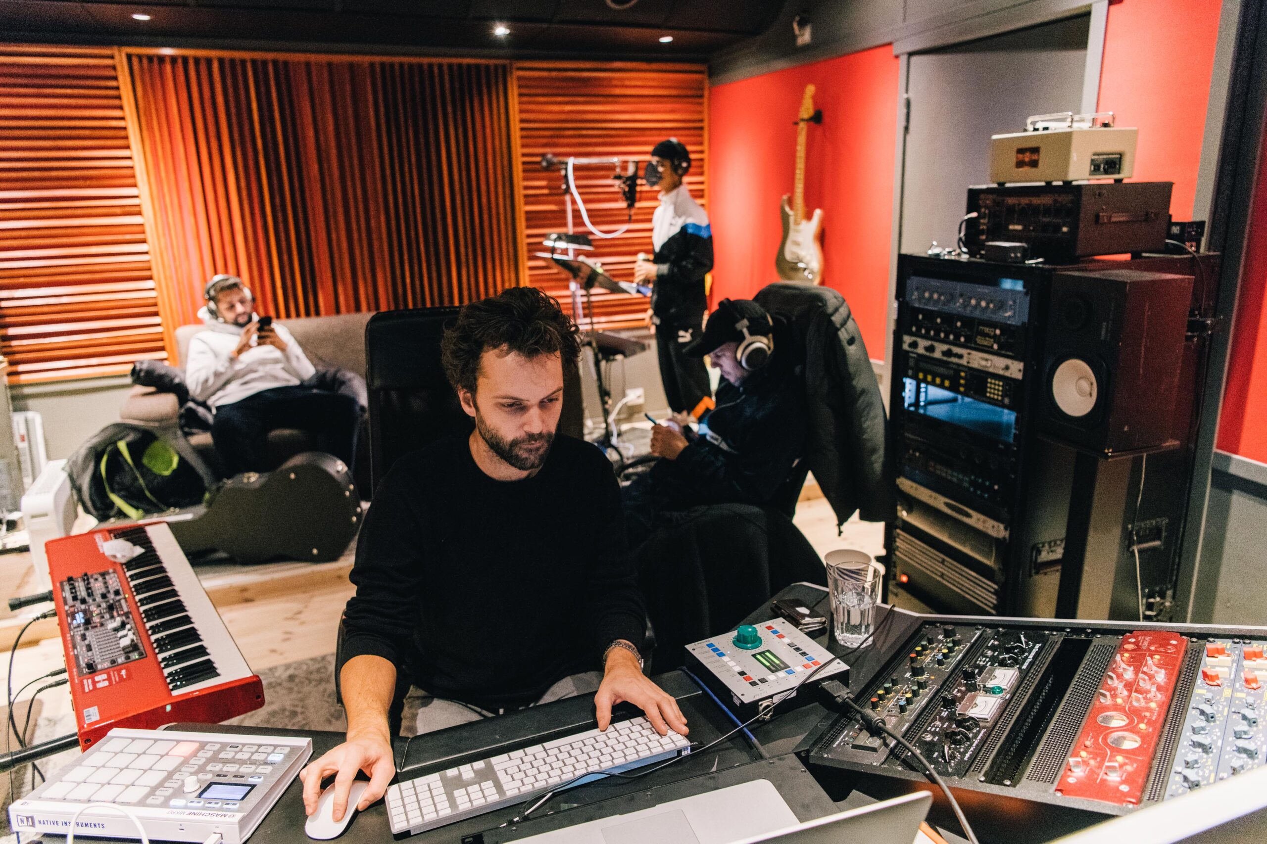 Thomas Kongshavn i studio med Karpe