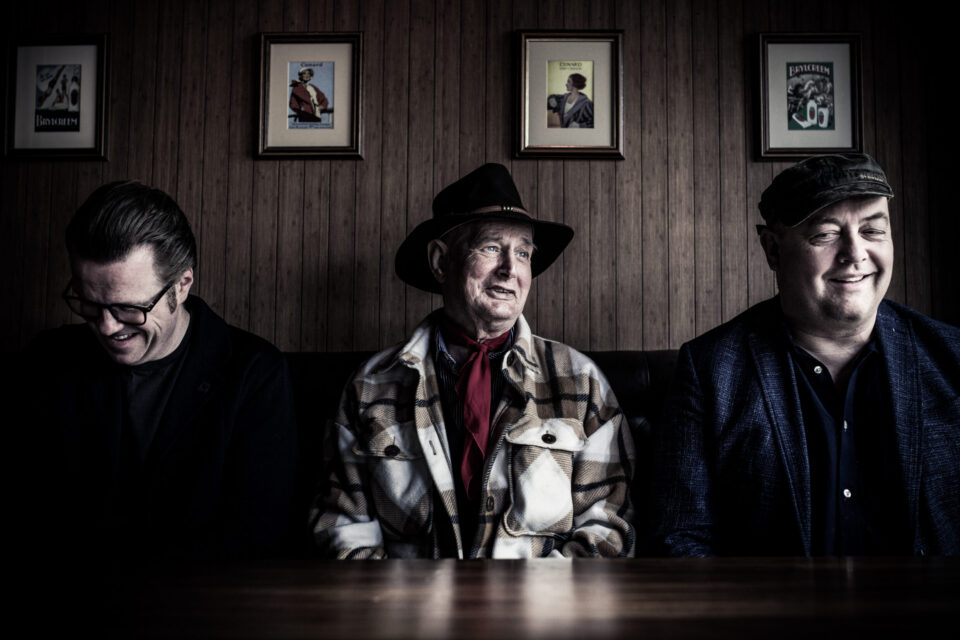 Ola Kvernberg, Elias Akselsen, Stian Carstensen. Fele, sang, trekkspill. Og viser hele Europa kjenner i forskjellige versjoner.