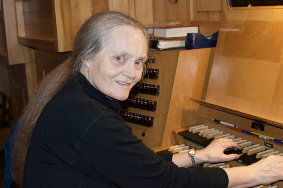 Ruth Bakke ved orgelet.