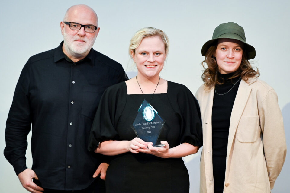 Þórunn Gréta Sigurðardóttir, styreleder i Tónskáldafélag Íslands, overrakte prisen til Skúli Sverrisson, kunstnerisk leder (t.v.) og Ólöf Arnalds (i midten), medgründer av Mengi under Nordic Music Days 2022.