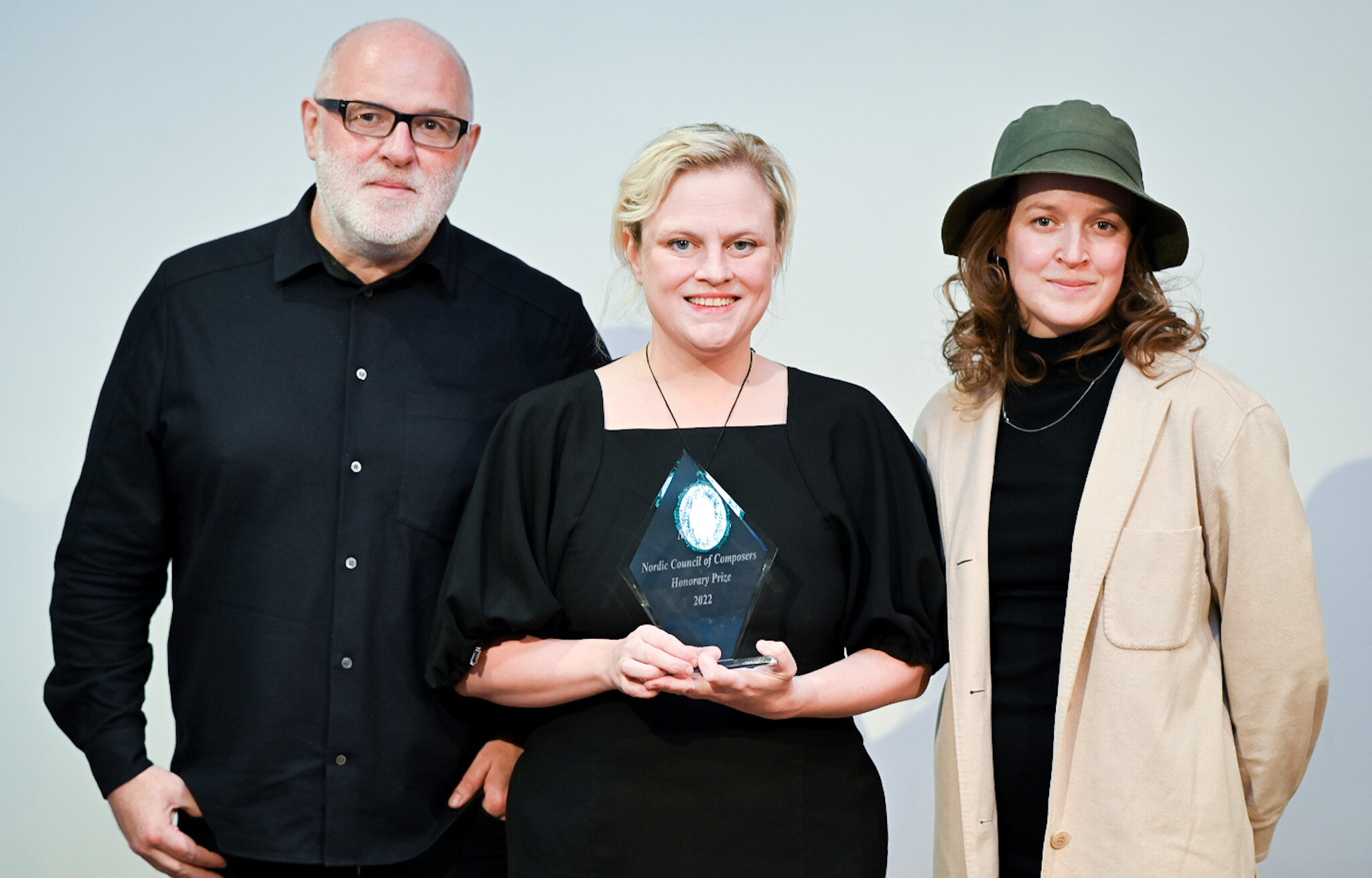 Þórunn Gréta Sigurðardóttir, styreleder i Tónskáldafélag Íslands, overrakte prisen til Skúli Sverrisson, kunstnerisk leder (t.v.) og Ólöf Arnalds (i midten), medgründer av Mengi under Nordic Music Days 2022.