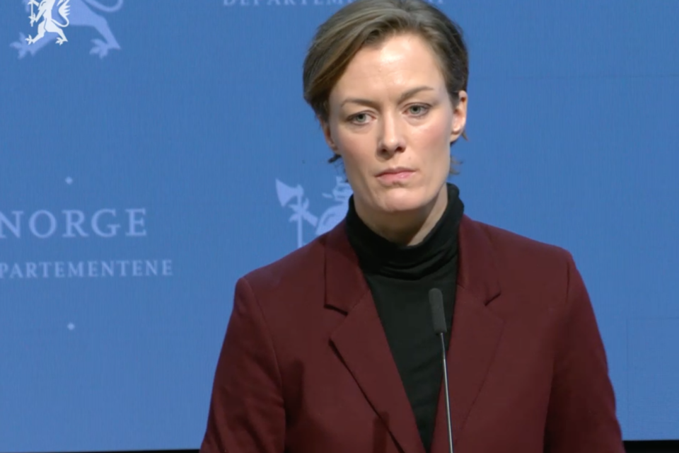 Kulturminister Trettebergstuenressekonferanse om koronastøtte 14. desember 2021.