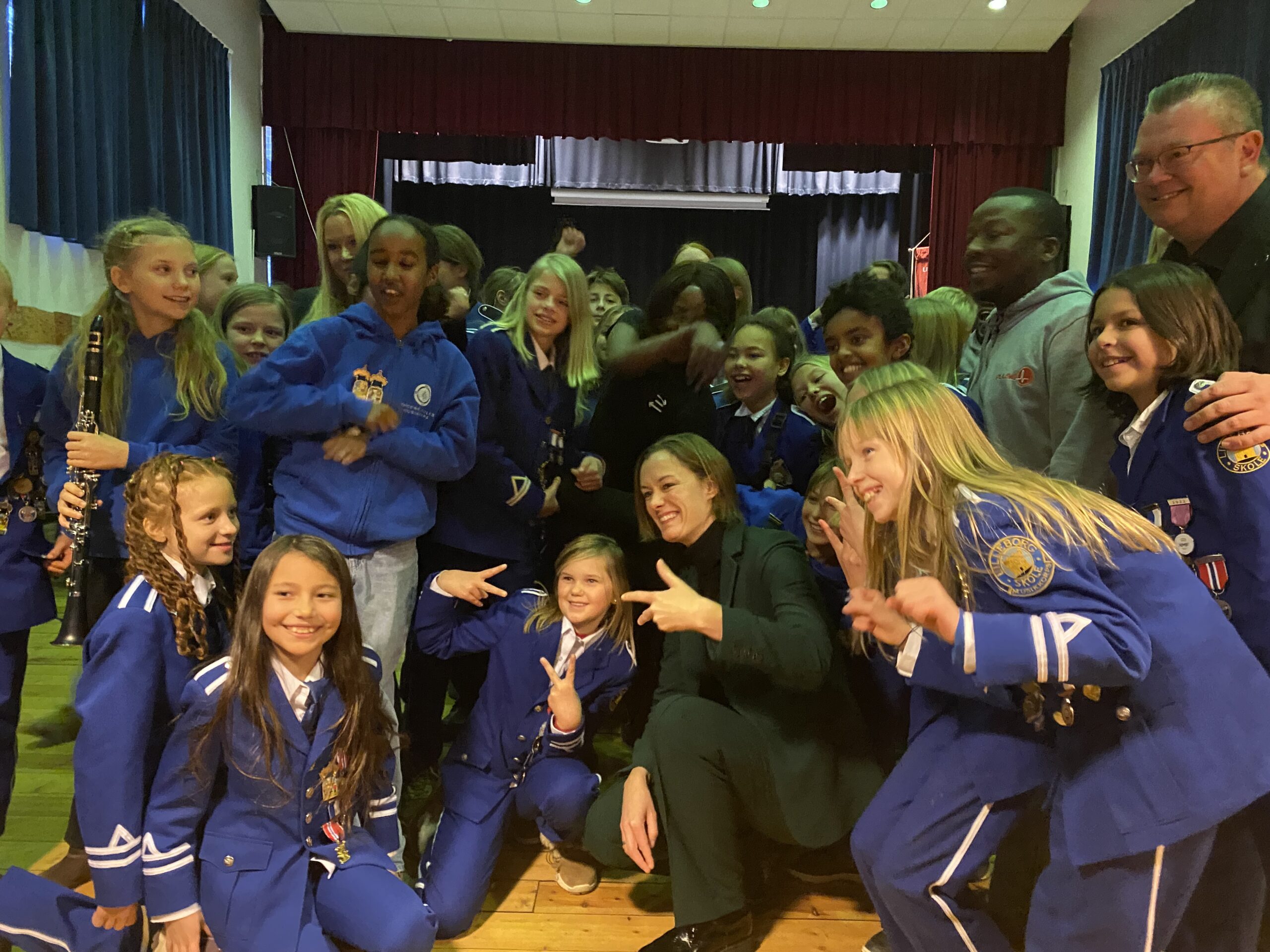 Kulturminister Anette Trettebergstuen med barn i Sagene skolekorps og Lilleborg skolekorps.