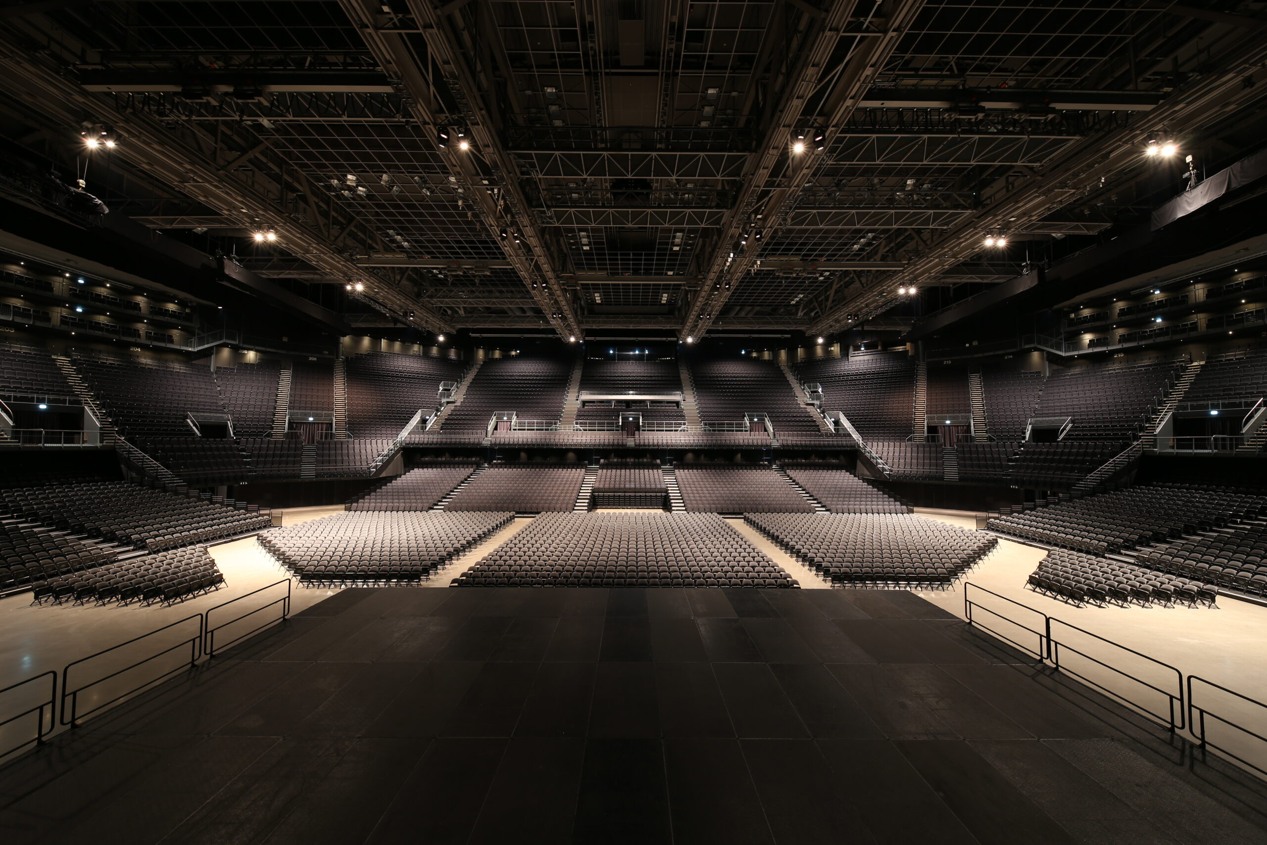 Oslo Spektrum i sin bredde, sett fra scenen, med sitteplasser.