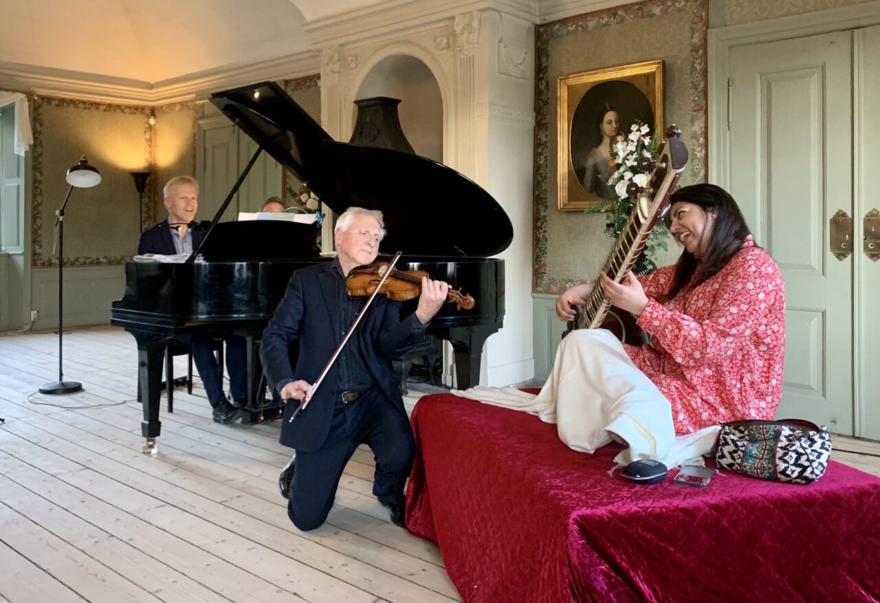 Kjetil Bjerkestrand, Arve TEllefsen og Rohini Sahajpal øver.