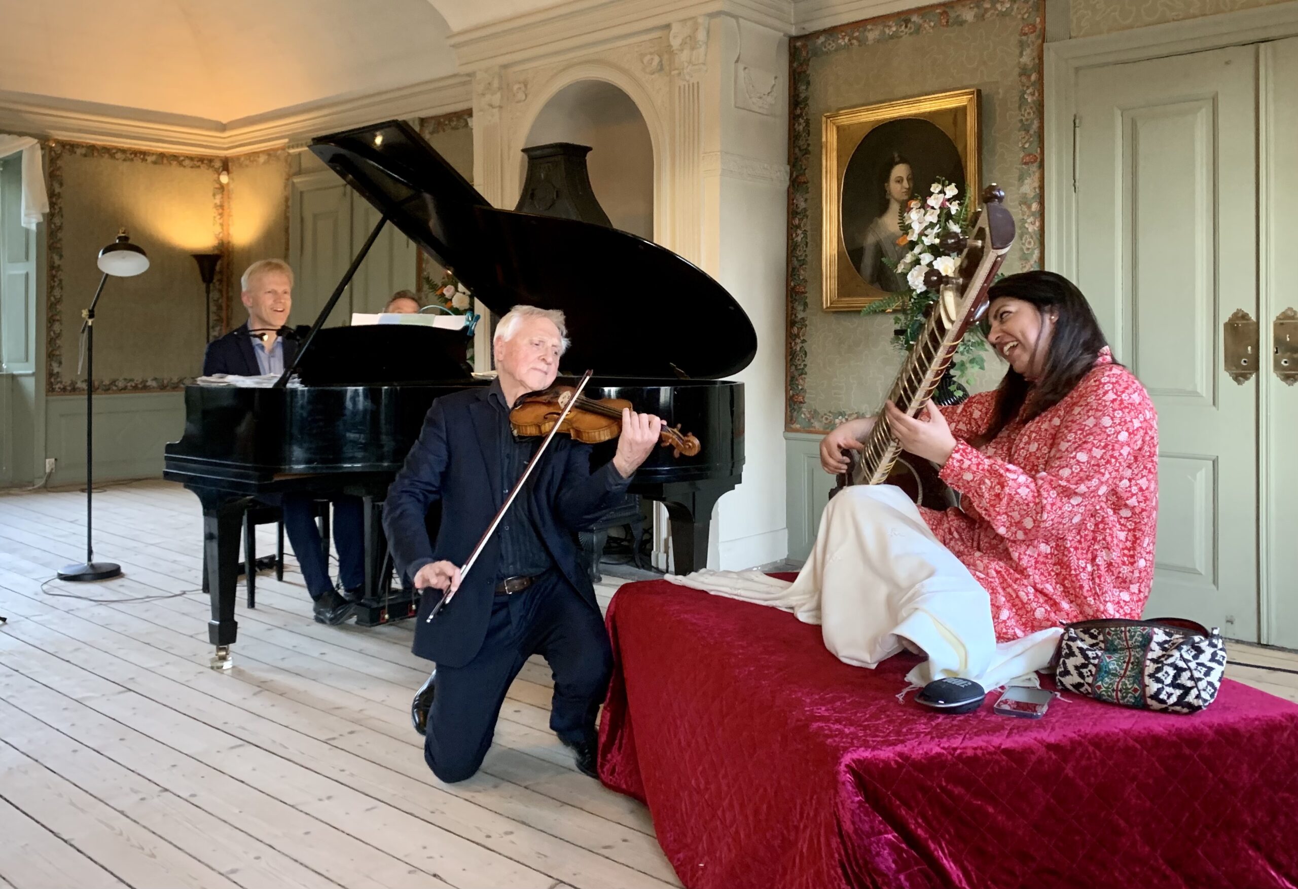 Kjetil Bjerkestrand, Arve TEllefsen og Rohini Sahajpal øver.