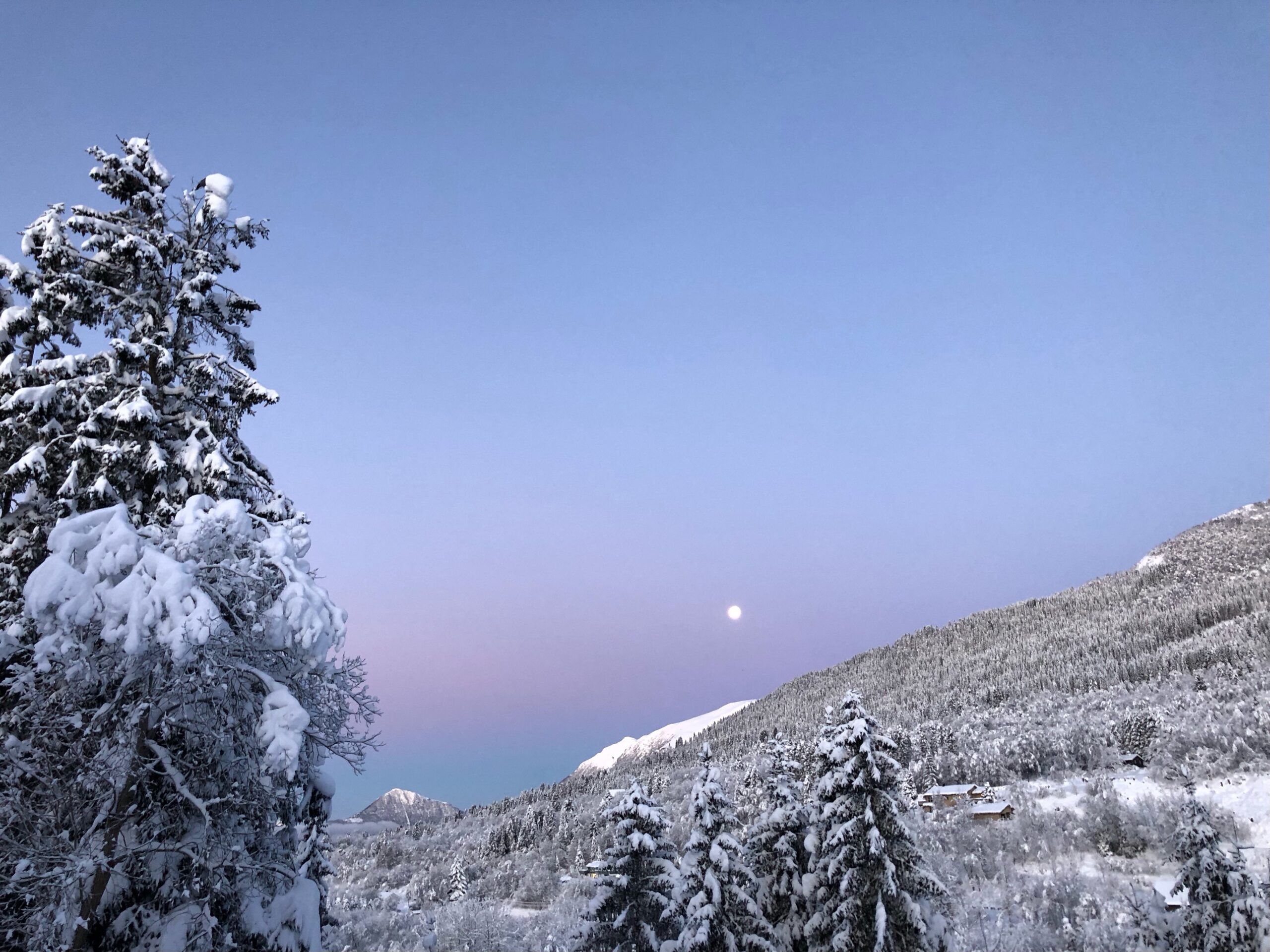 Lyset i mørketida minner oss om kvifor lilla er adventsfargen. Sjeldan har eg høyrt musikk som så godt spelar på lyset i mørketida.