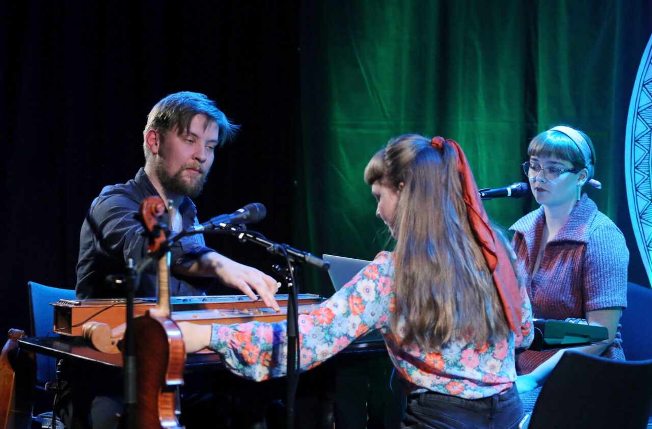 Norsksvenske Ævestaden, her på en scene i Norge. Trioen spilte da chowcasesamarbeidet mellom skotske arrangører, Music Norway, FolkOrg og norsk diplomati ble annonsert i helga.