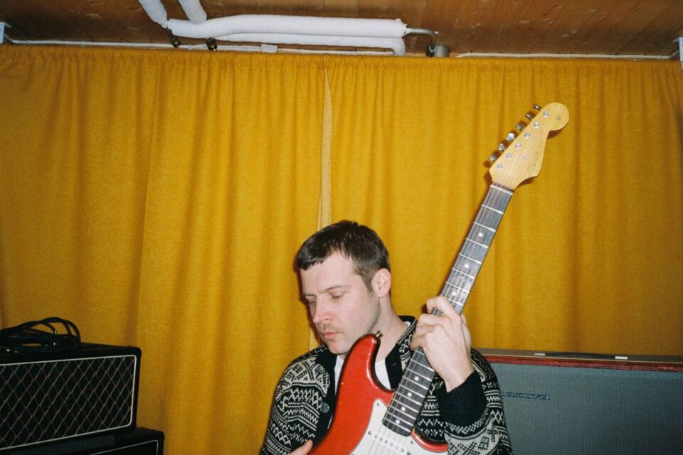 Egil Arntzen lager plate som skal hete We Might Be Strangers.