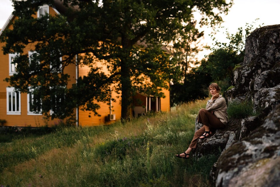 Juni Habel ga ut Carvings 13. januar.