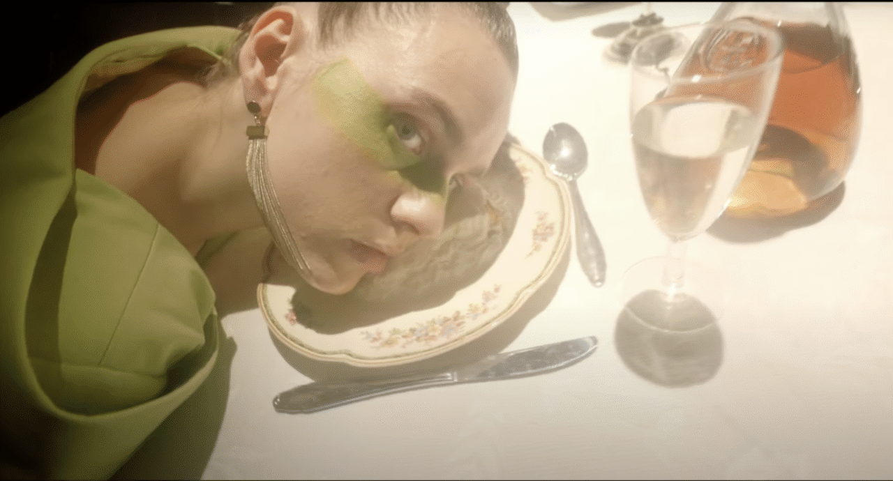 Rebekka Gardens video Kontæiner