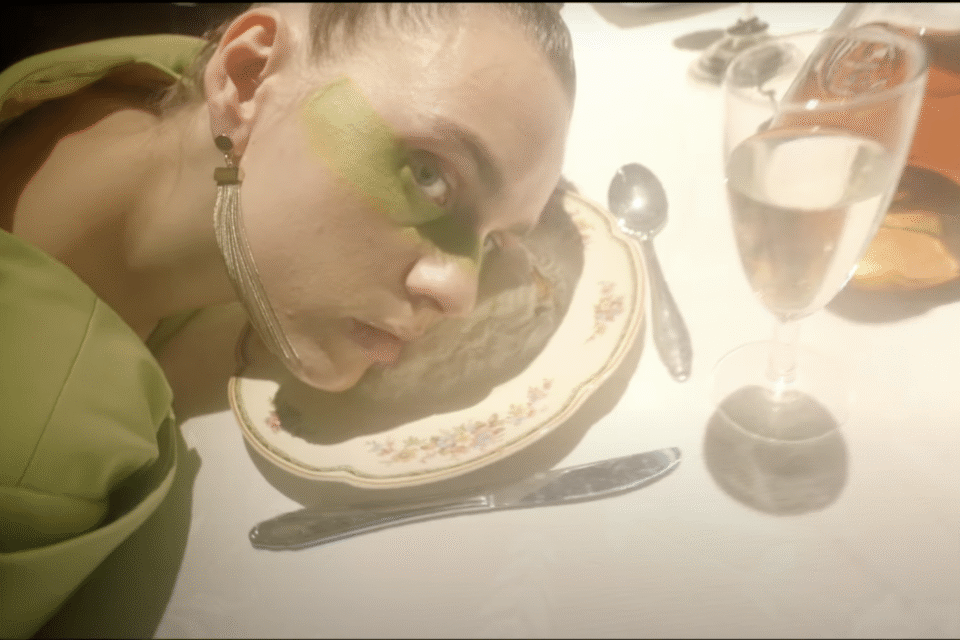 Rebekka Gardens video Kontæiner