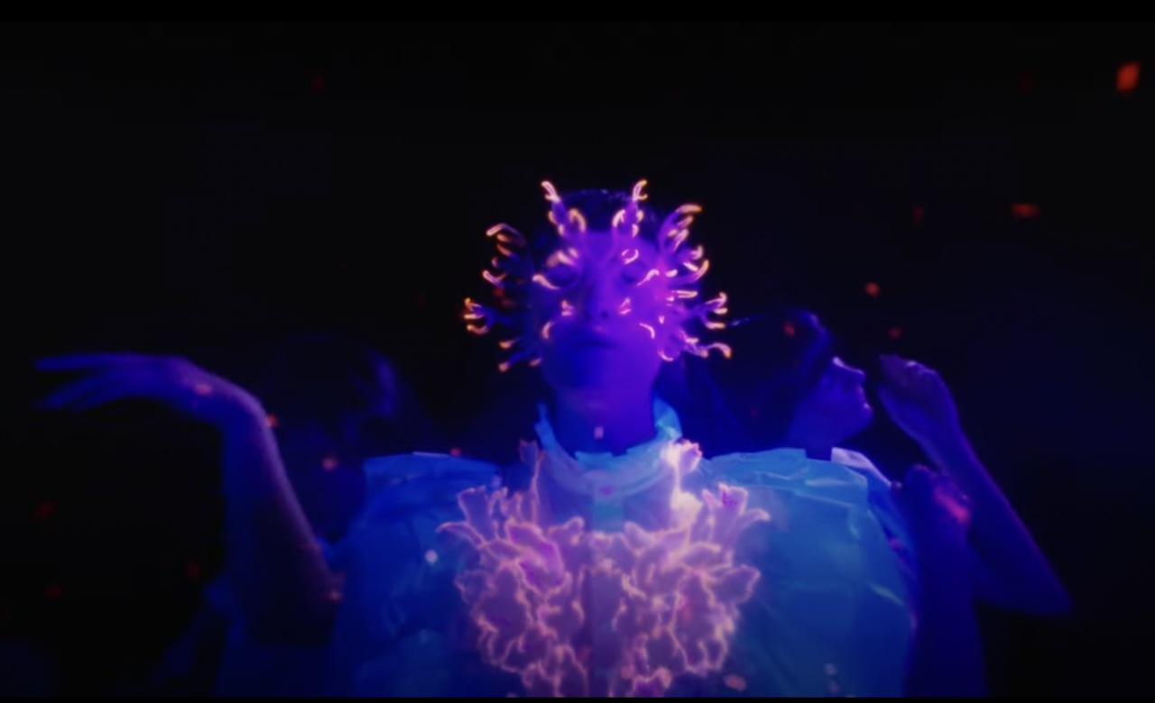 Still fra Synne Sandens video Firewood