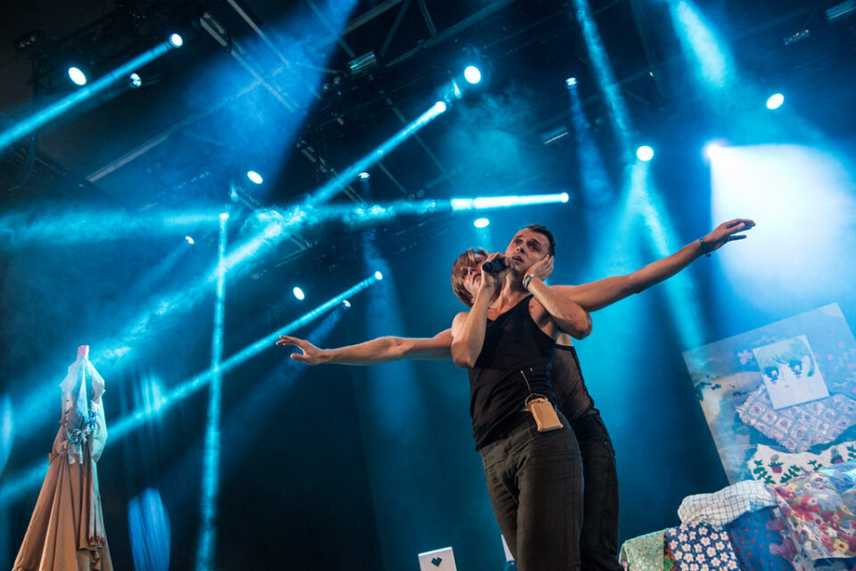Silas Kjølmoen Henriksen har stått på scenen med Nils Bech før; her på Øyafestivalen. I helga er han en av Nasjonalballettens dansere på Nils Bechs konsert i Operaen.