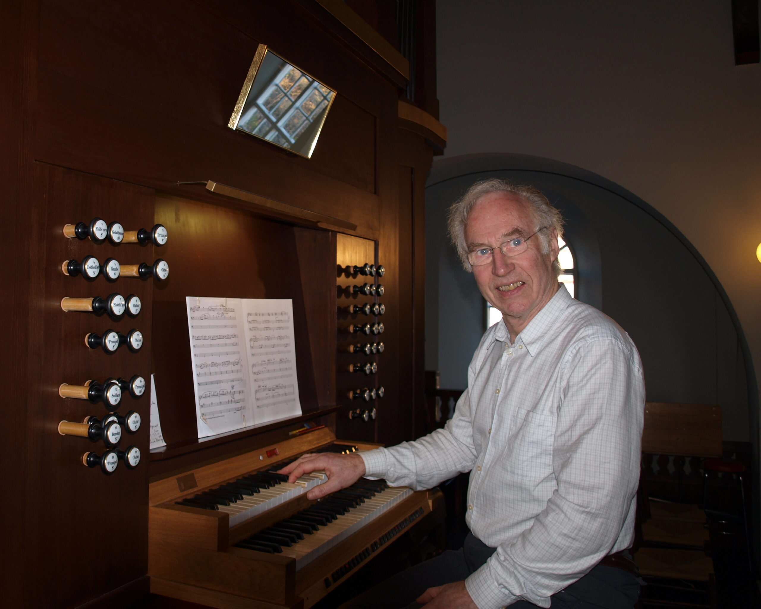 Peder Rensvik (f. 1937) ved orgelet i Nordlandet kyrkje i Kristiansund.