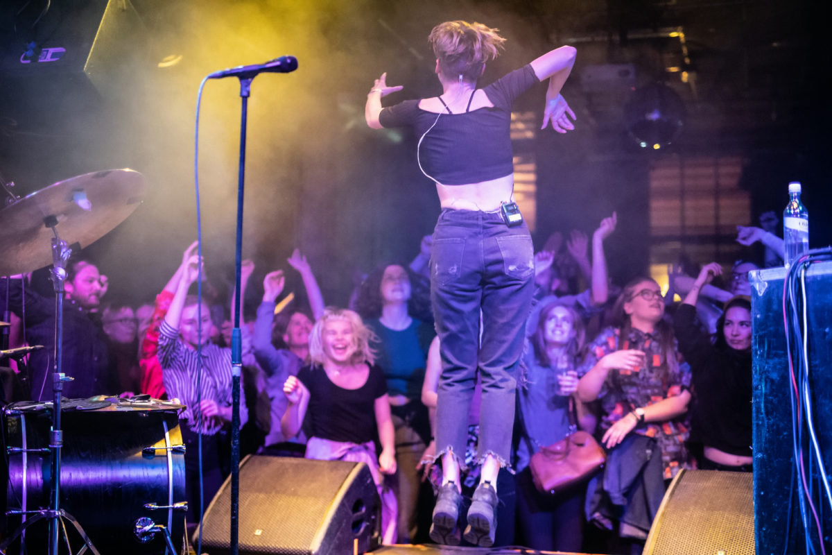 ISÁK på konsert under Oslo World i 2018, på klubben Blå.