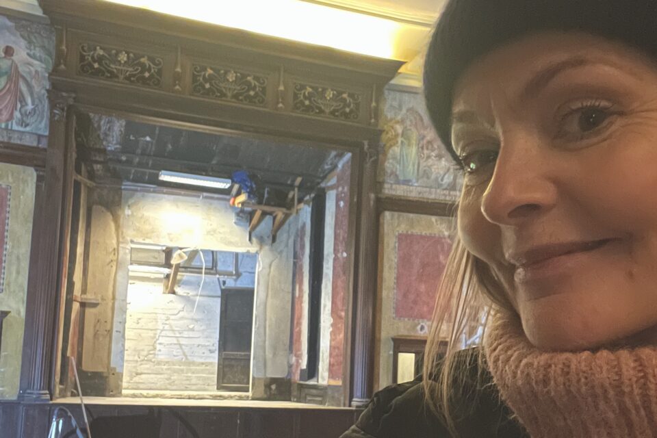 NY JOBB: Kathrine Synnes Finnskog i en sal som pusses opp. I sin nye jobb skynder hun seg for å rekke åpning på hundreårsdagen til et hus mange i Ålesund har et forhold til.