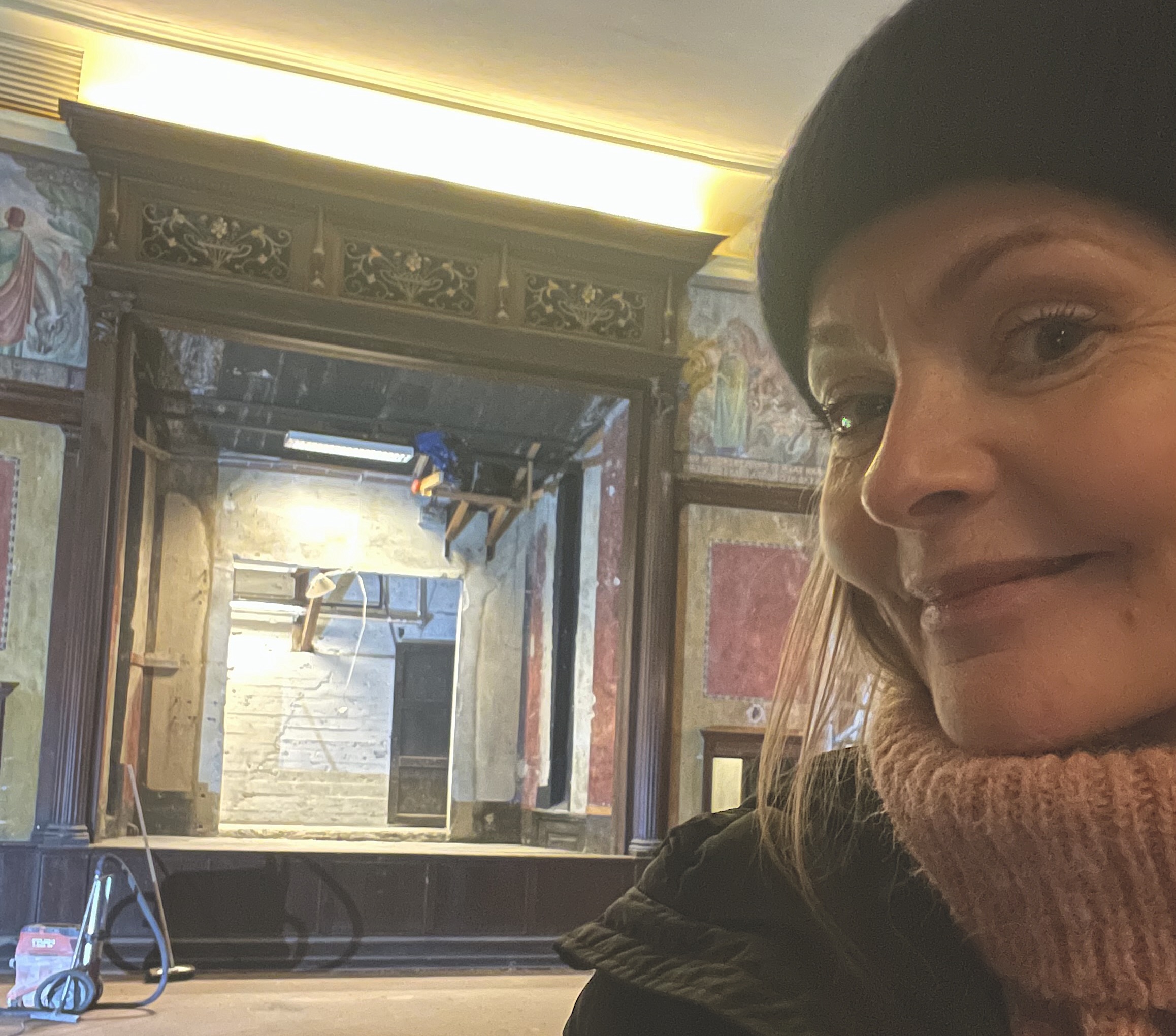 NY JOBB: Kathrine Synnes Finnskog i en sal som pusses opp. I sin nye jobb skynder hun seg for å rekke åpning på hundreårsdagen til et hus mange i Ålesund har et forhold til.