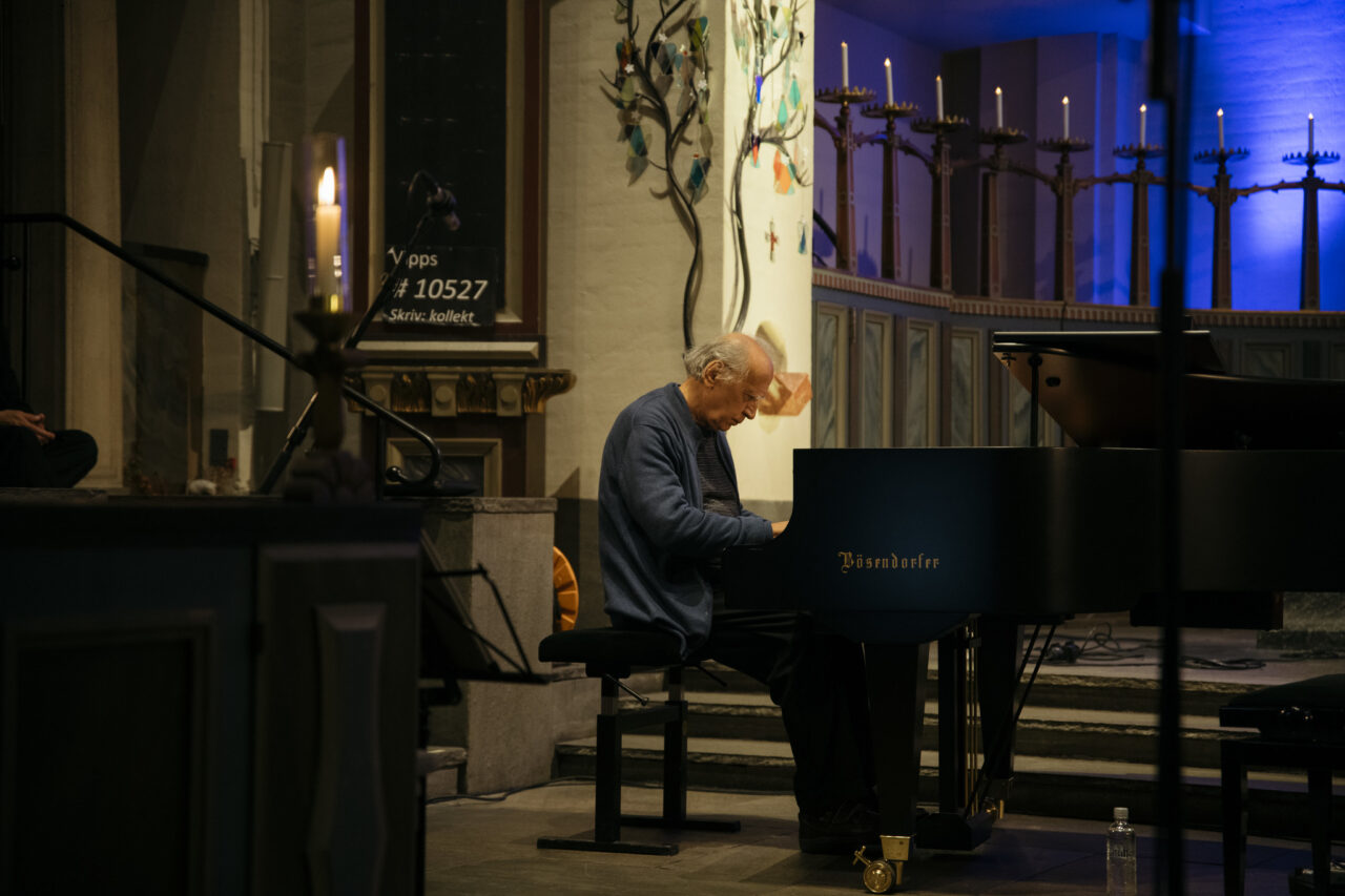 Valentyn Silvestrov spiller før konsert, for seg sjølv, i Margaretakyrkan.