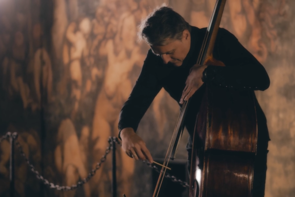 Stilllbilde fra Janne Erakers video Chair Variations