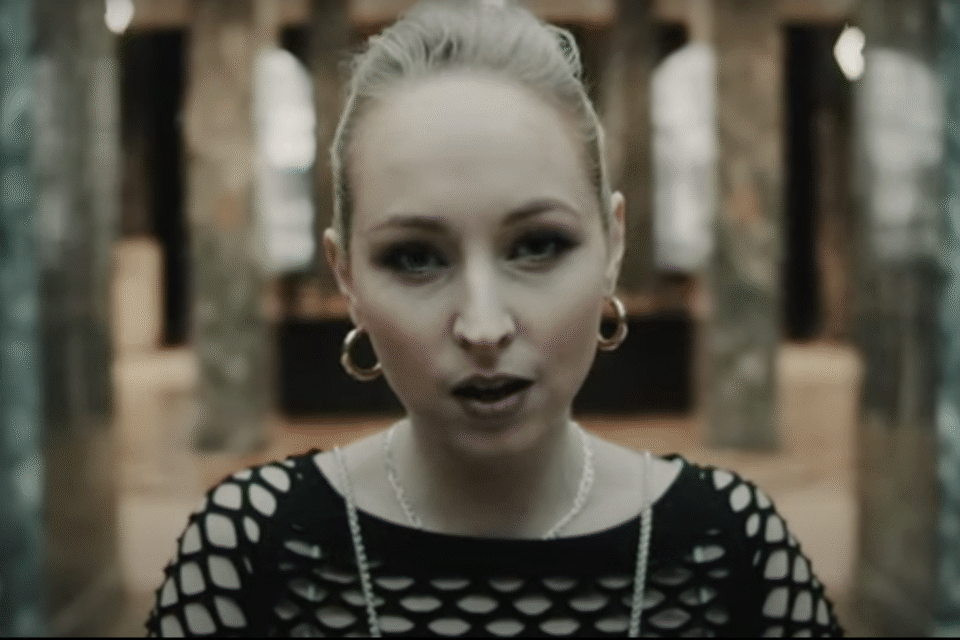 Maylen Rusti stillbilde fra videoen Når eg faller