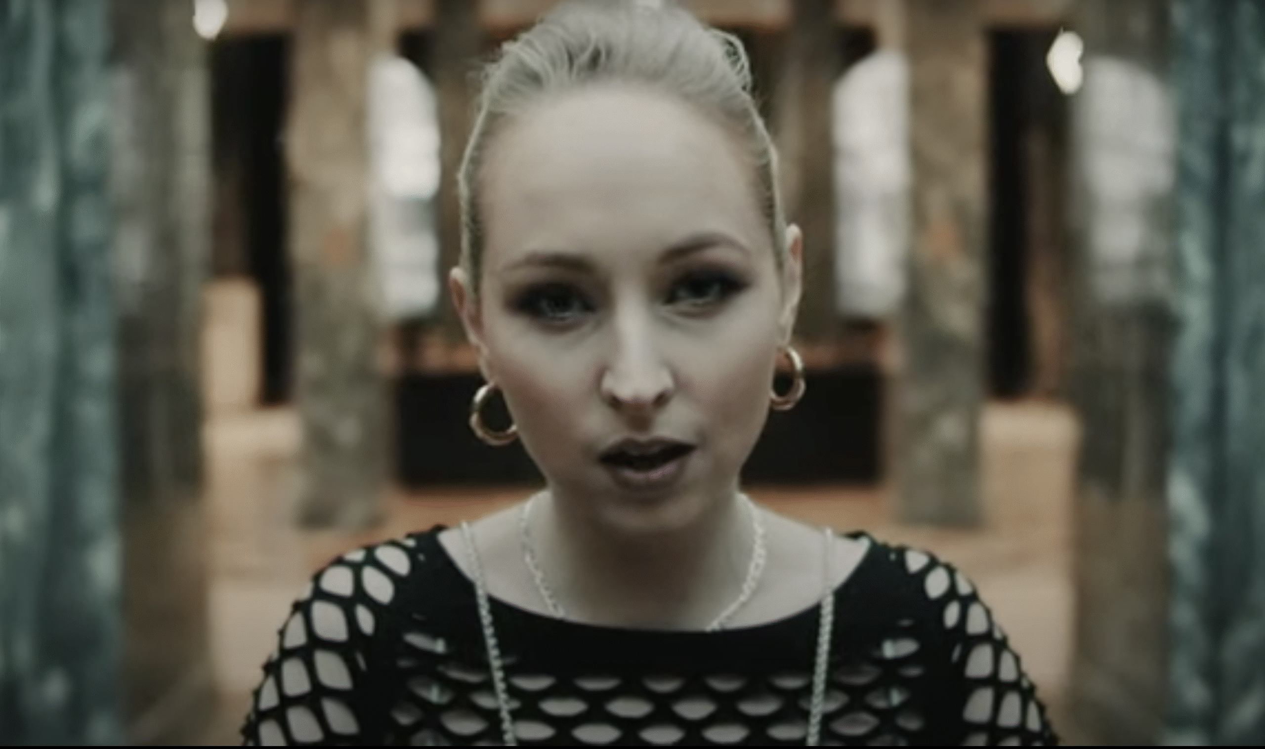 Maylen Rusti stillbilde fra videoen Når eg faller