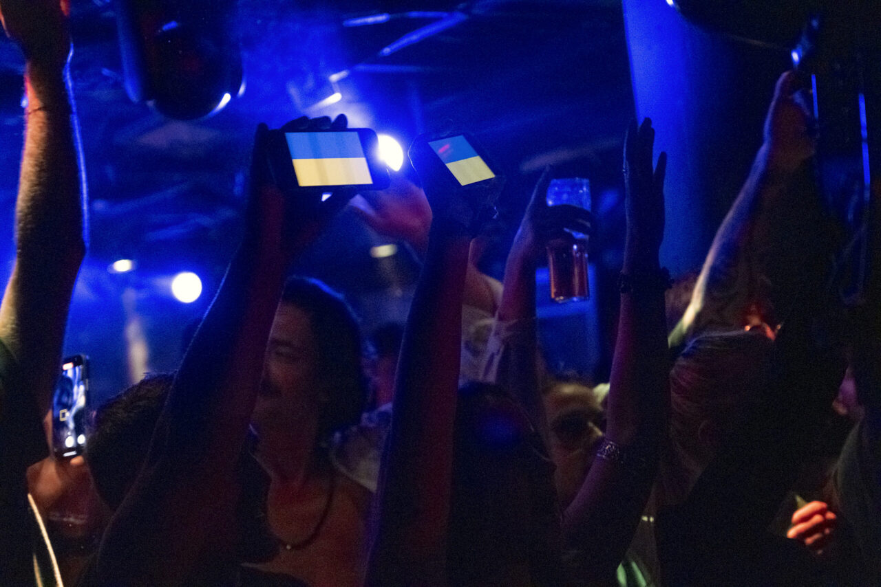 Da Jæger inviterte ukrainske Nastia til å spille i fjor, viste dansende publikum sin støtte med lysende flaggfarger.