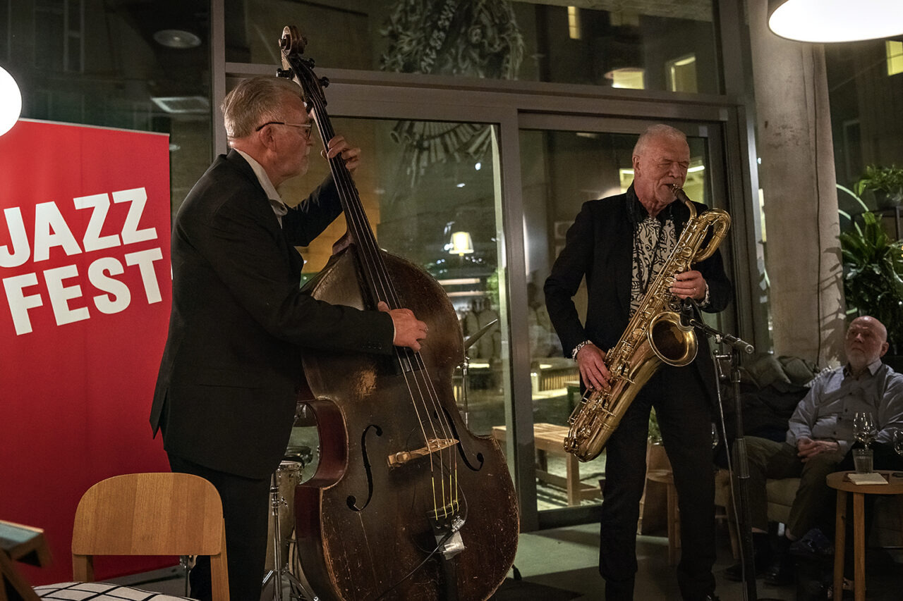 Bjørn Alterhaug til venstre og John Pål Inderberg under tildelingen av Kongens fortjenstmedalje i Trondheim 17. mars