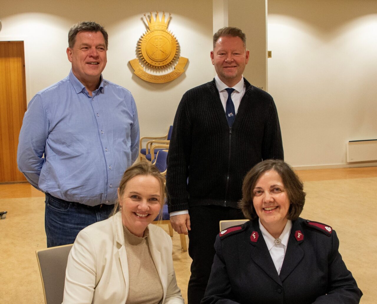 Generalsekretær i NMF Kjersti Tubaas og Frelsesarmeens programsjef, Ann Pender signerer samarbeidsavtalen sammen med Thor Hansen, NMF og Espen Ødegård Frelsesarmeen Foto: Frelsesarmeen