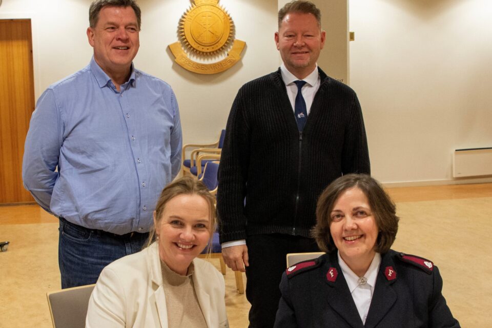 Generalsekretær i NMF Kjersti Tubaas og Frelsesarmeens programsjef, Ann Pender signerer samarbeidsavtalen sammen med Thor Hansen, NMF og Espen Ødegård Frelsesarmeen Foto: Frelsesarmeen
