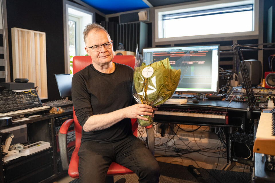 Frode Fjellheim i studio etter å ha fått nyheten om ærespris fra norske musikkforleggere.