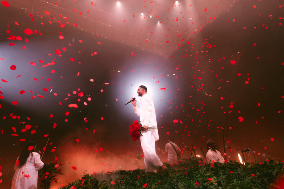 Karpes Chirag Patel – overdrysses også av roseblader i videoen PAF.no, regissert av Kavar Singh. Her fra scenen med prosjektet Omar Sheriff.