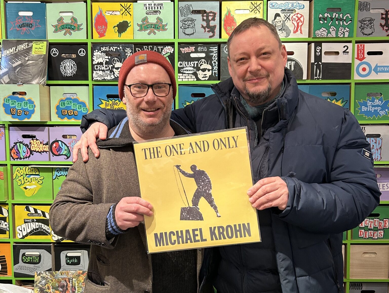 THE ONE AND ONLY: Én mann, éi plate. Terje Pedersen og Michael Krohn poserer med den ene vinylen de gir ut.
