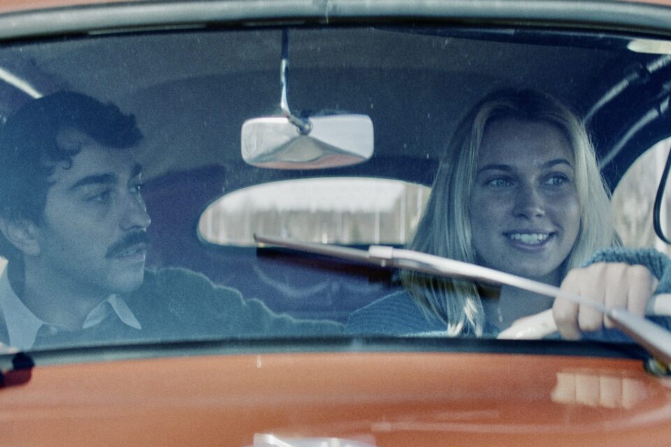 Alex Wolff og Thea Sofie Loch Næss i rollene som Leonard Cohen og Marianne Ihlen.