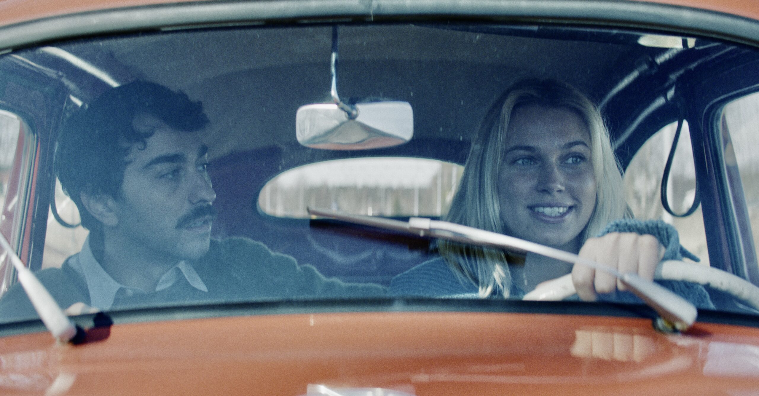 Alex Wolff og Thea Sofie Loch Næss i rollene som Leonard Cohen og Marianne Ihlen.