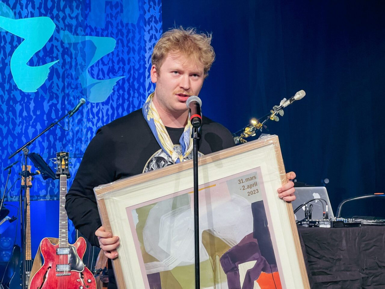 Aksel Røed tek i mot VossaJazzprisen laurdag.