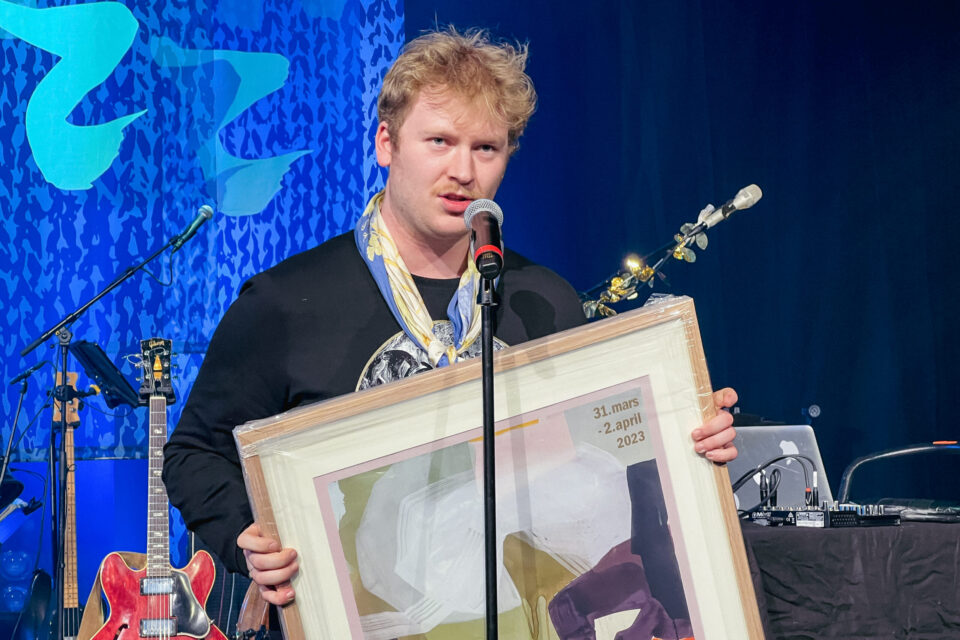 Aksel Røed tek i mot VossaJazzprisen laurdag.