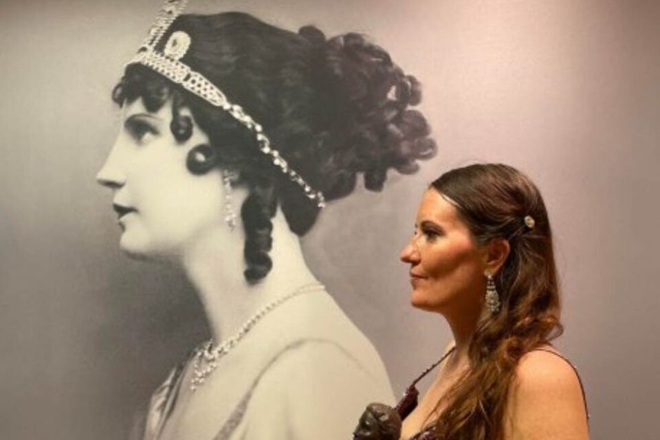 Ingegjerd Bagøien Moe foran et bilde av Kirsten Flagstad