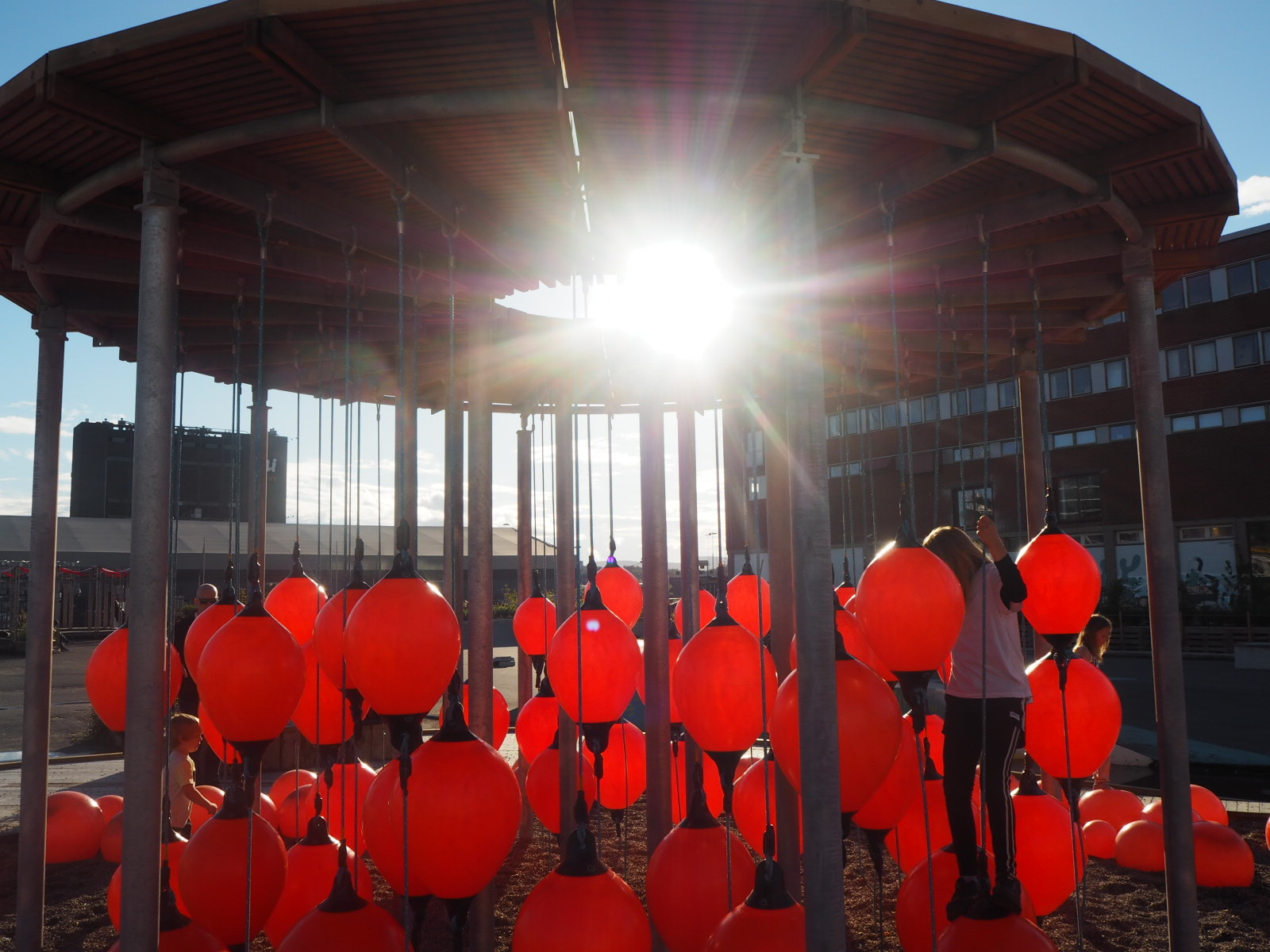 Sol, bøyer og barn – Tjuvholmen – – illustrasjonsfoto