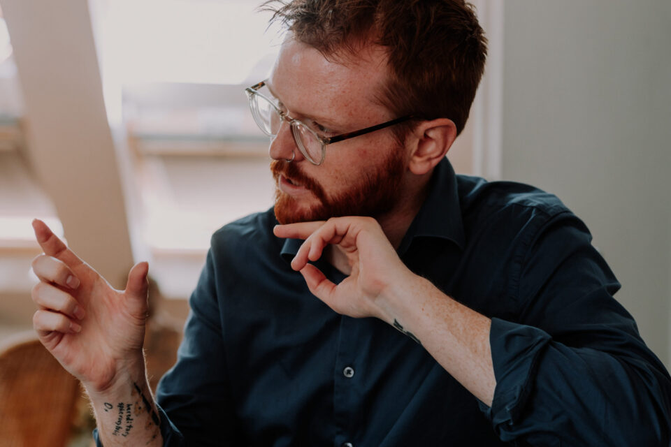 Mike McCormick er opprørt over at tilgang til kunstutdanning i kongeriket baseres på hvor god råd man har, om man ikke kommer fra EU eller EØS land.