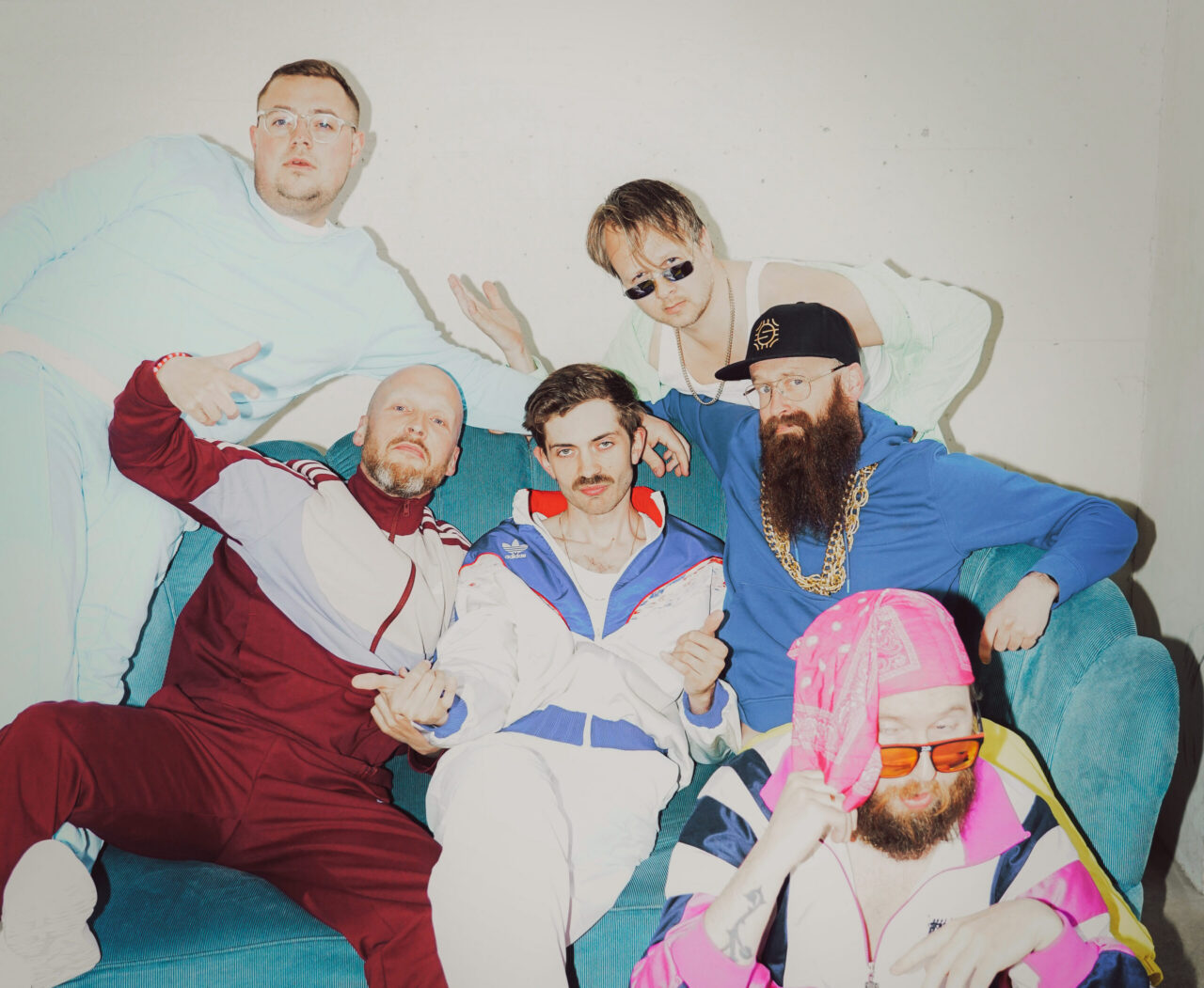 Sinsenfist melker sommerlåtsesongen: Anders Ruud Sørli aka Reffrenget, (Magnus) Ugstad, Bendik Bennærn Walderhaug, Terje Teddyfoxxx Bjørkheim, Erik Gutten Hole og Dr. Kjell Andreas Oddekalv.