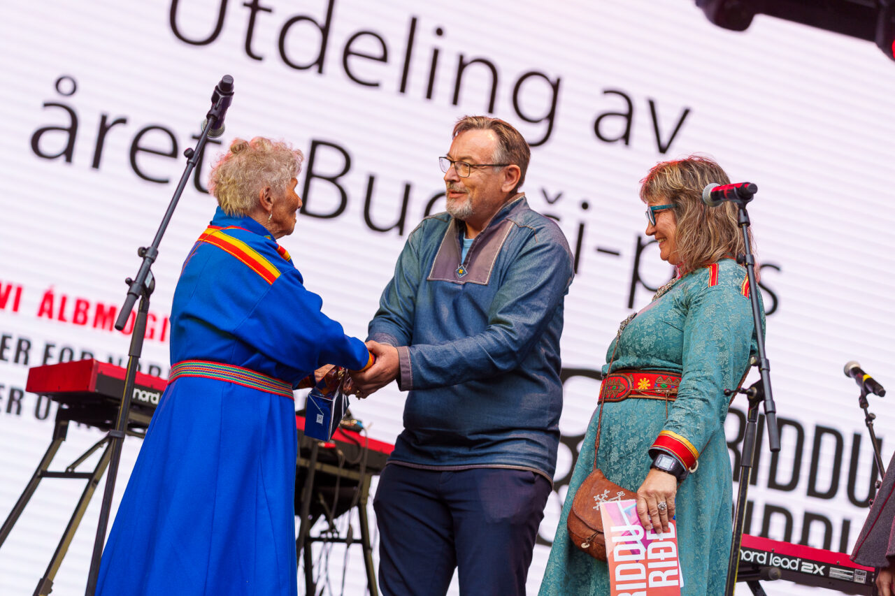 Sjøsamisk pris på ridduriddu Bjørg Fossli vant prisen i