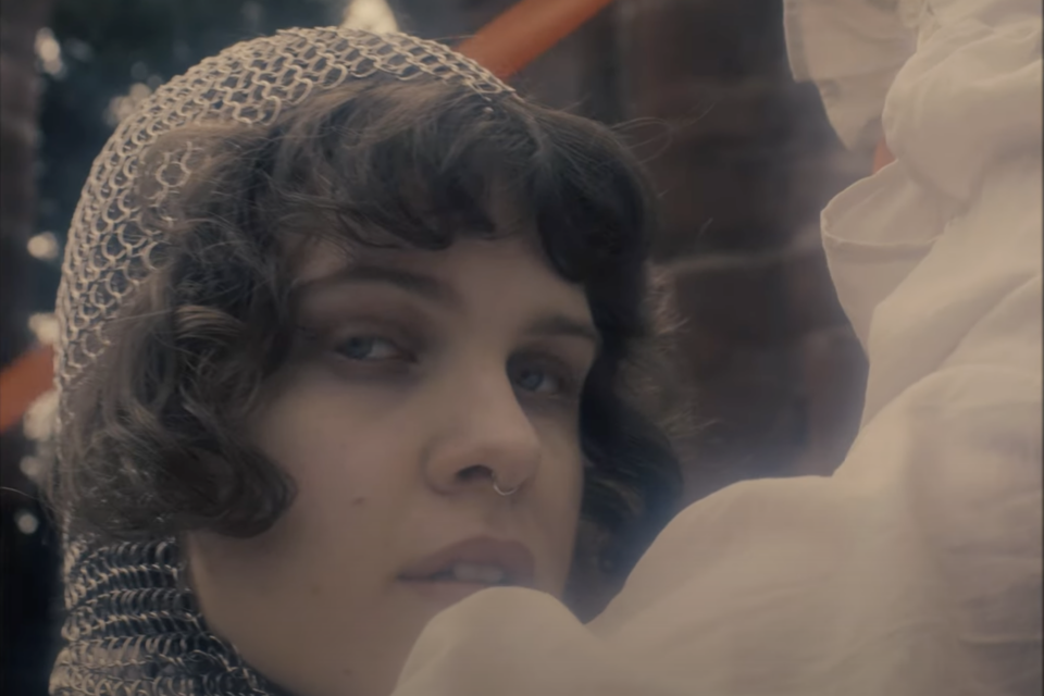 Stillbilde fra Sara Wolffs video Polystyrene