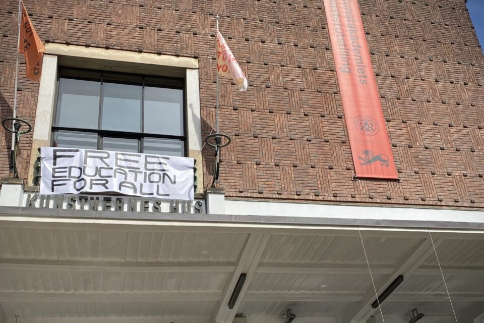 Avgangsstudentene ved Kunstakademiet i Oslo ber om «free education for all» på husfronten på Kunstnernes Hus. Utstillinga inkluderer en panelsamtale om de økte studieavgiftene fredag 12. mai.